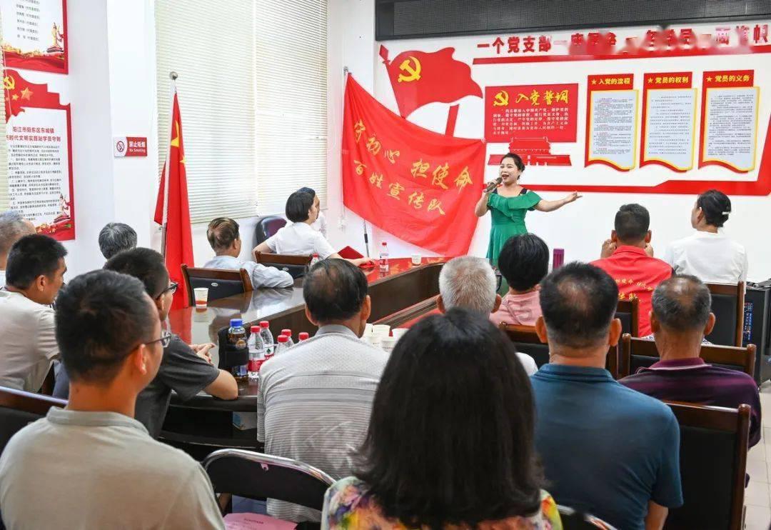 安福路小公主被流量裹挟，撒娇卖萌吐舌头，网友震惊！